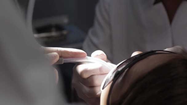 Jeune femme dentiste Réception à l'orthodontiste Remplacement des bretelles Polissage Gel collage — Video