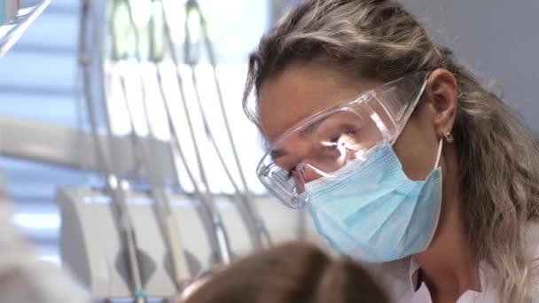 Jovem dentista Recepção no ortodontista Substituição de aparelho Polimento Gel ligação — Vídeo de Stock