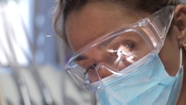 Mujer joven dentista Recepción en el ortodoncista Sustitución de los aparatos ortopédicos Puliendo la unión del gel — Vídeo de stock