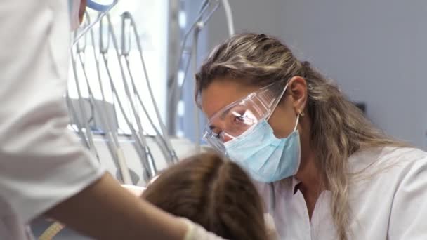 Jeune femme dentiste Réception à l'orthodontiste Remplacement des bretelles Polissage Gel collage — Video