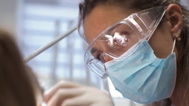 Fiatal nő fogorvos Recepció a fogszabályozóban Fogszabályzó cseréje Polírozás Gél kötés — Stock videók