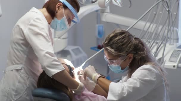 Jovem dentista Recepção no ortodontista Substituição de aparelho Polimento Gel ligação — Vídeo de Stock