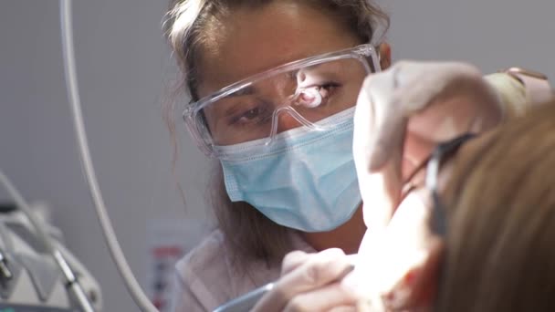 Jovem dentista Recepção no ortodontista Substituição de aparelho Polimento Gel ligação — Vídeo de Stock