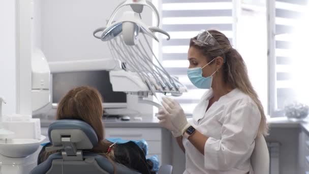 Young woman dentist Reception at the orthodontist Replacement of braces Polishing Gel bonding — Stock Video