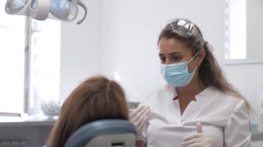 Diş hekimindeki genç bayan resepsiyon diş tellerinin değiştirilmesi jel cilalama