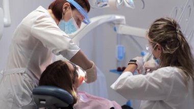 Diş hekimindeki genç bayan resepsiyon diş tellerinin değiştirilmesi jel cilalama