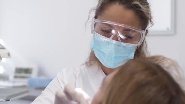 Jovem dentista Recepção no ortodontista Substituição de aparelho Polimento Gel ligação — Vídeo de Stock