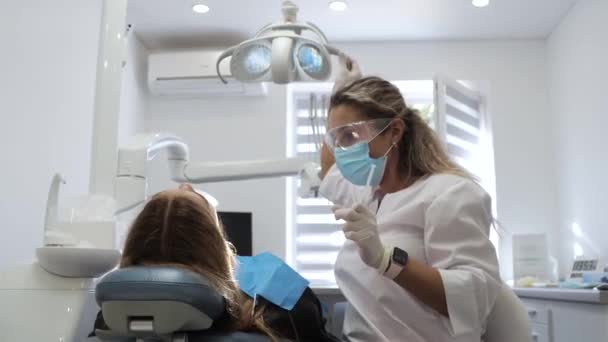 Mladá žena zubař Recepce u zubaře Výměna rovnátka Leštění gel lepení — Stock video