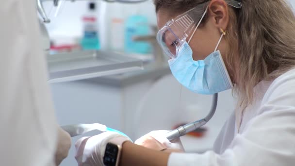 Молода жінка-стоматолог Прийом в ортодонта Заміна брекетів Полірування Гель зв'язування — стокове відео