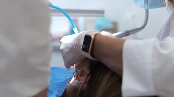 Mujer joven dentista Recepción en el ortodoncista Sustitución de los aparatos ortopédicos Puliendo la unión del gel — Vídeos de Stock