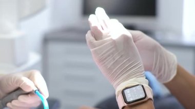 Diş hekimindeki genç bayan resepsiyon diş tellerinin değiştirilmesi jel cilalama