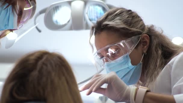 Jovem dentista Recepção no ortodontista Substituição de aparelho Polimento Gel ligação — Vídeo de Stock