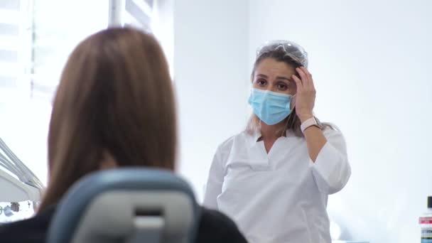 Jonge vrouw tandarts Receptie bij de orthodontist Vervanging van beugels Polijsten Gel bonding — Stockvideo