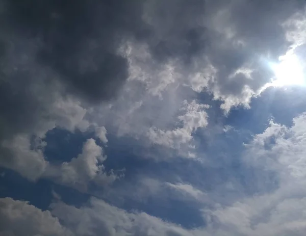 Verão Céu Tempestuoso Com Nuvens — Fotografia de Stock