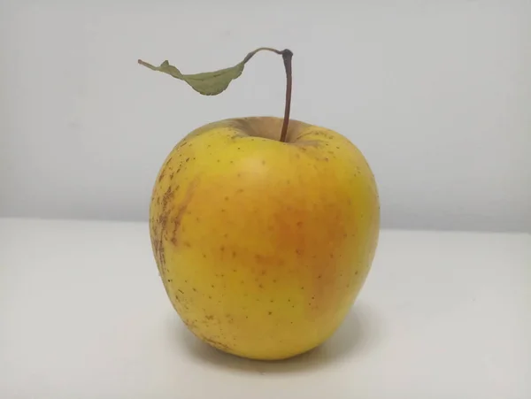 Желтое Ароматное Вкусное Яблоко — стоковое фото