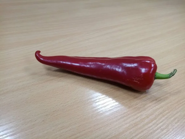 Μακρύ Κόκκινο Πιπέρι Στο Τραπέζι — Φωτογραφία Αρχείου