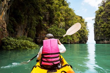 Kayık sakin tropikal lagün Koh Hong içinde kadın