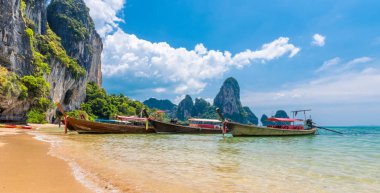 Uzun kuyruk teknesi tropikal plaj, Krabi, Tayland