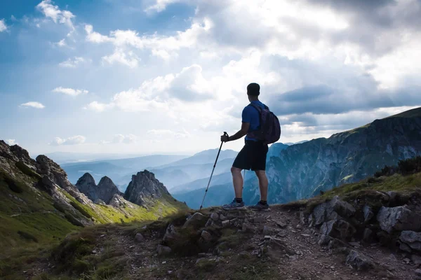Homem caminhante no topo da montanha — Fotografia de Stock
