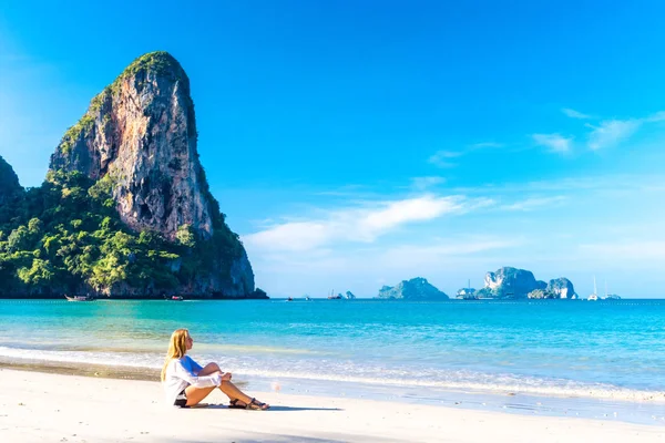 Woman resting on Railay beach Krabi Thailand. Asia — Stock Photo, Image