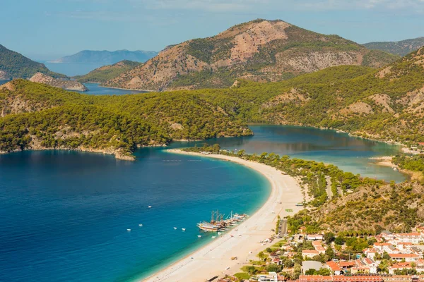 Lagoa de Oludeniz em vista de paisagem de mar de praia — Fotografia de Stock