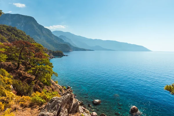 Linea costiera sul Mar Mediterraneo vicino a Fethiye Kabak Turchia — Foto Stock