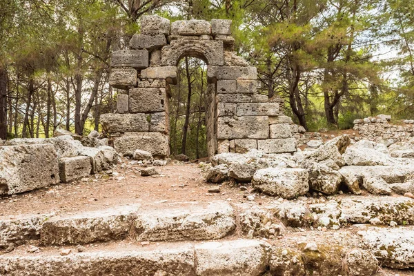 Lugar de piedra en la ciudad antigua Phaselis Faselis Monumento histórico de Turquía — Foto de Stock