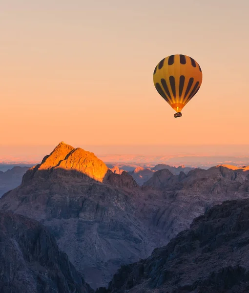 Balão de ar quente sobre o Monte Moisés Sinai por do sol — Fotografia de Stock