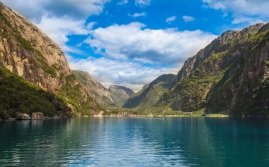 Yazın Norveç fiyordu ve dağları. Lysefjord, Norveç