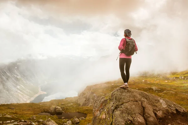 Wanderer Auf Dem Berggipfel Sport Und Aktives Leben Trolltunga Norwegen — Stockfoto