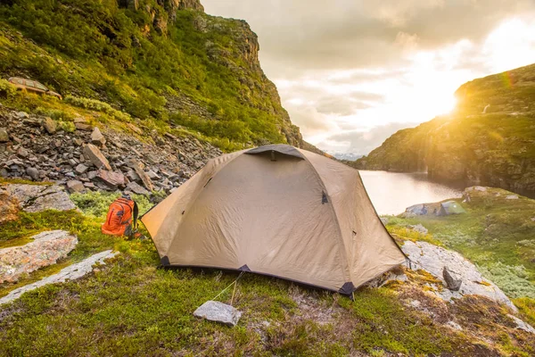 Turist Çadır Yakınındaki Dağ Gölü Yaz Aylarında Günbatımı Norveç — Stok fotoğraf