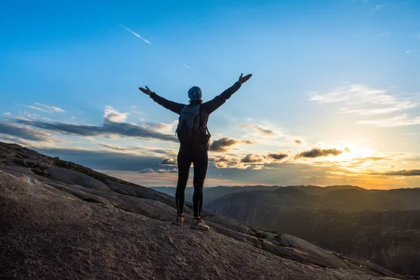 Mulher Silhueta Bem Sucedida Caminhadas Montanhas Motivação Inspiração Pôr Sol — Fotografia de Stock