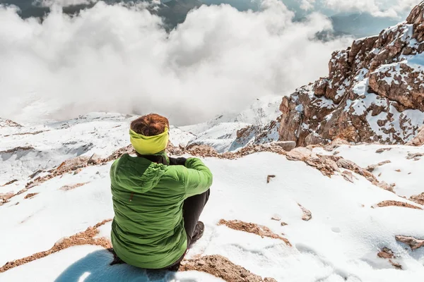 Dağlarda Dinlenen Yürüyüş Yapan Kadın Dolomitler Talya — Stok fotoğraf