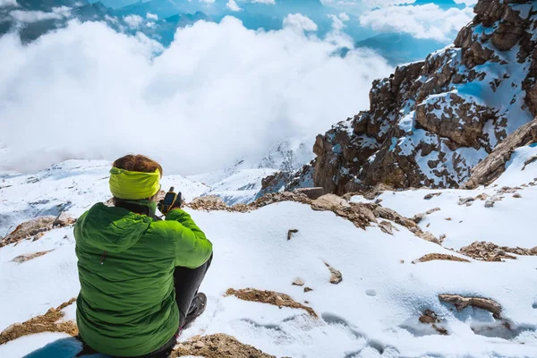 Turystka Odpoczywająca Górach Dolomity Włochy — Zdjęcie stockowe