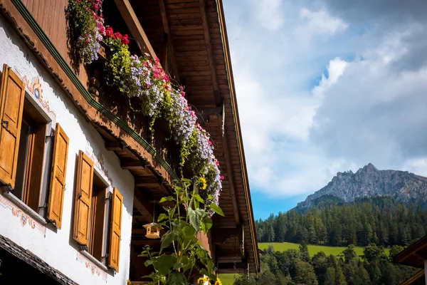 ヴァル ガルデーナ南チロル ドロミテの山々 イタリアの夏の村 — ストック写真