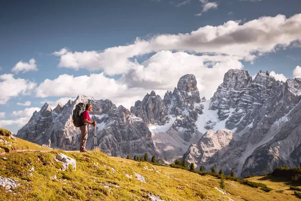 Excursionista Frente Las Montañas Los Alpes Dolomitas Italia — Foto de Stock