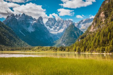 Güzel dağ gölü Landro Dolomites Alpleri'nde, İtalya