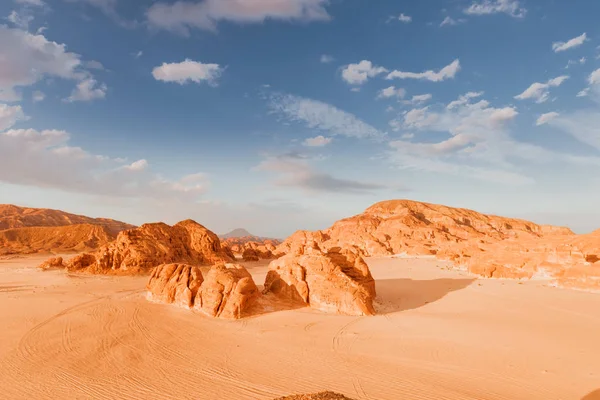 Deserto arenoso no Egito ao pôr do sol — Fotografia de Stock