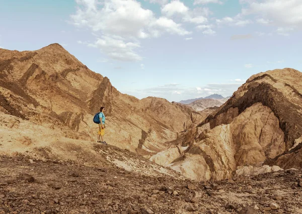 여성 등산객 배낭에 사막에서 감상 — 스톡 사진