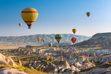 Kapadokya, Türkiye üzerinde uçan sıcak hava balonları