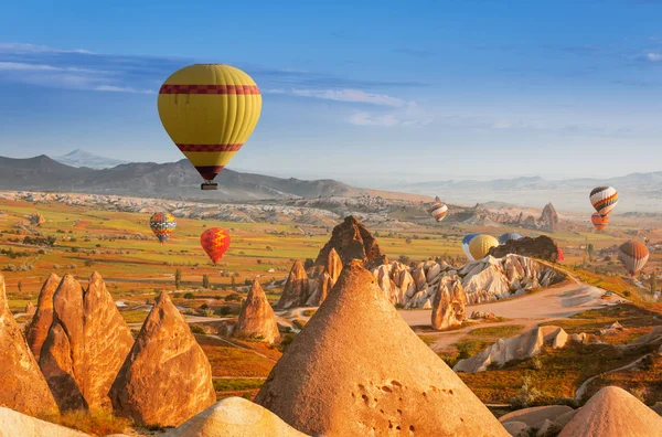 Globos de aire caliente volando sobre Capadocia, Turquía —  Fotos de Stock