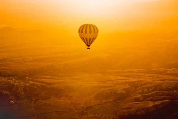 气球在卡帕多细亚，土耳其 — 图库照片