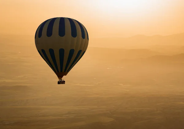 气球在卡帕多细亚，土耳其 — 图库照片