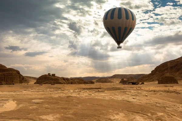 Voyage en montgolfière au-dessus du désert — Photo