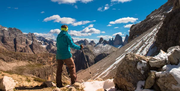 Wandelaar genieten van het uitzicht vanaf de top van de berg — Stockfoto