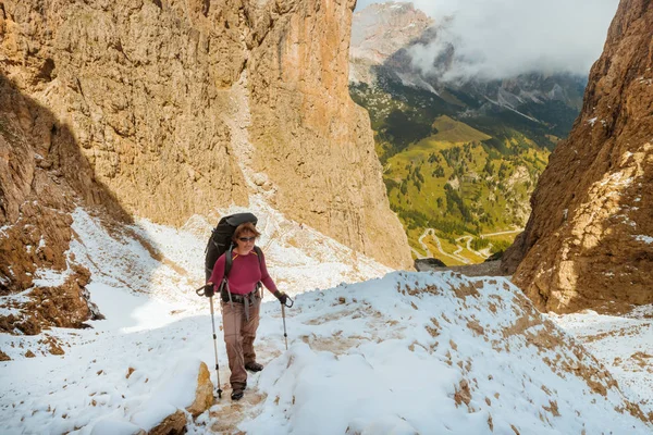 Wandelaar op wandelpad Sella Ronda berg Zuid-Tirol — Stockfoto