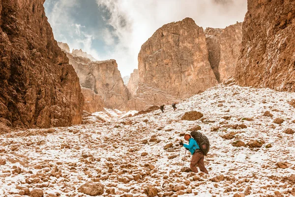 Caminhante na trilha Sella Ronda montanha sul do Tirol — Fotografia de Stock