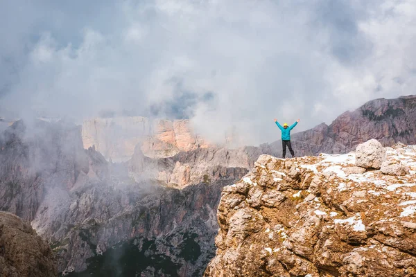 Mujer en la cima del rock Dolomitas, Sella Ronda — Foto de Stock
