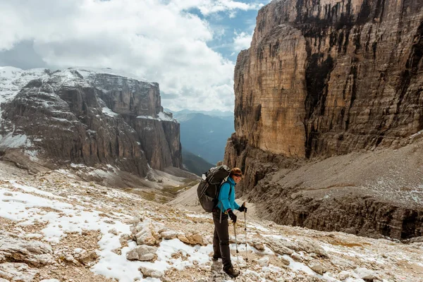 Toeristisch wandelen in de bergen Sella Ronda — Stockfoto