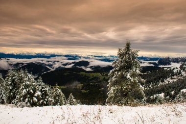 İlk kardan sonra dağ manzarası